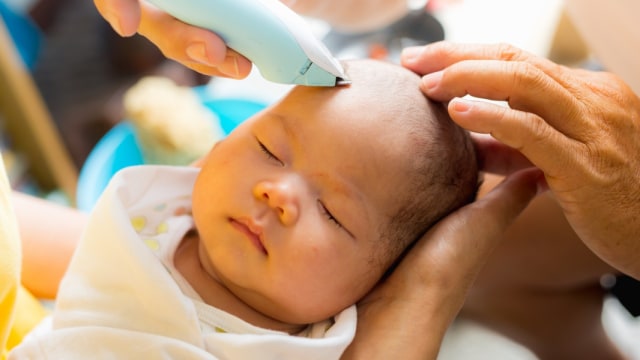 Bayi cukur rambut Foto: Shutterstock