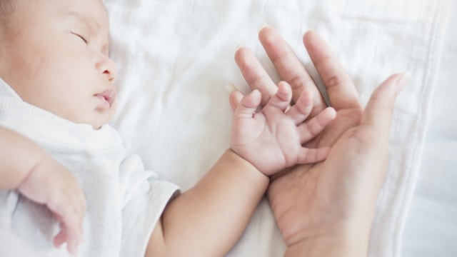 Ilustrasi bayi dengan tangan kidal. Foto: Shutterstock