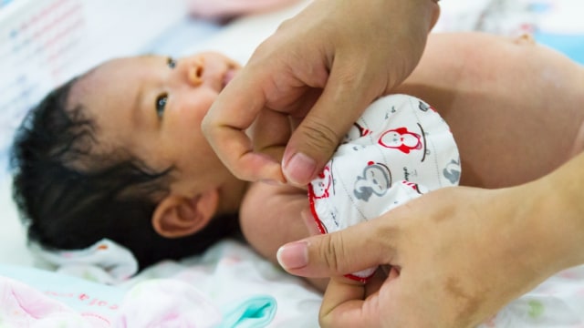 Lebih Baik Mana Bayi Diberi Sarung Tangan Atau Tidak Kumparan Com