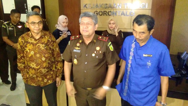 Kepala Kejaksaan Tinggi Gorontalo, Firdaus Dewilmar saat memberikan keterangan pers usai melakukan koordinasi supervisi bersama tim KPK RI, Kamis (29/3). Foto : Rahmat Ali