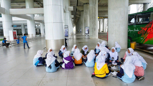 Sejumlah anak sekolah berada di Bandara Internasional Jawa Barat di Kertajati, Majalengka, Jawa Barat. Foto: Helmi Afandi Abdullah/kumparan