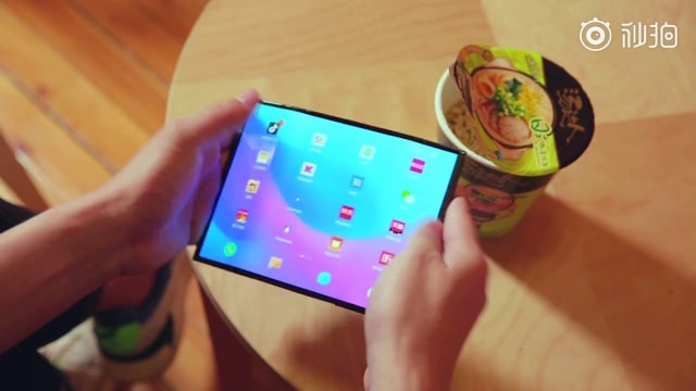 Smartphone layar lipat yang diduga Xiaomi Mi Fold. Foto: Xiaomishka/YouTube