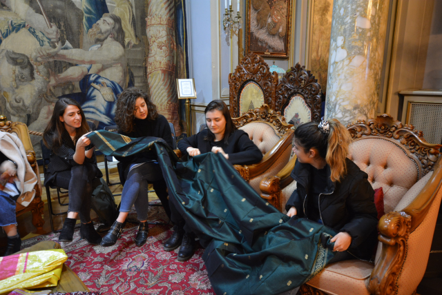 Mahasiswa Italia mempelajari beragam kain tradisional. Foto: Dok. KBRI Roma