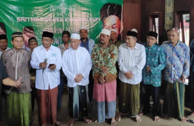 Kiai Muda Bersatu Kota Probolinggo saat menggelar deklarasi dukung Jokowi di Ponpes Roudlatul Tholibin, Kecamatan Kedemangan, Kota Probolinggo