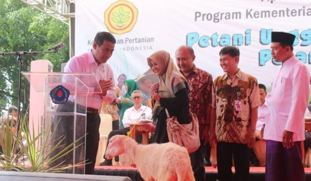 Menteri Pertanian Amran Sulaiman dalam kegiatan apresiasi dan sinkronisasi program Kementan di Jateng tahun 2019 di alun-alun Brebes, Jumat 29 Maret 2019. (Foto: Dok. Humas Pemkab Brebes)