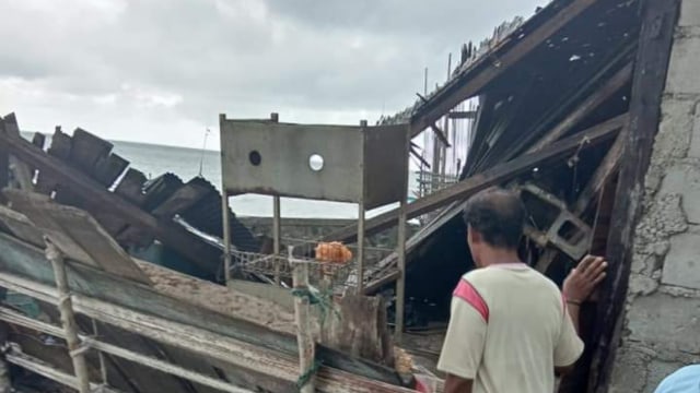 Salah satu rumah warga di Kelurahan Boneoge, Kabupaten Donggala, Sulteng, yang mengalami kerusakan akibat Puting Beliung, Jumat siang (29/3). Foto: Istimewa/Zulma Dohman