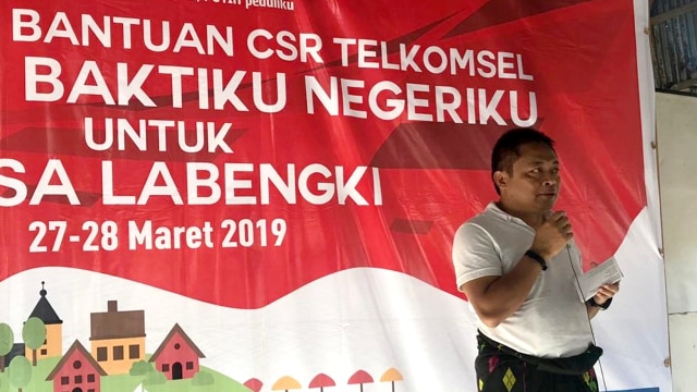 Direktur Utama Telkomsel, Ririek Adriansyah, memberikan sambutan dalam acara CSR Telkomsel di Pulau Labengki Kecil, Sulawesi Tenggara. Foto: Arifin Asydhad/kumparan