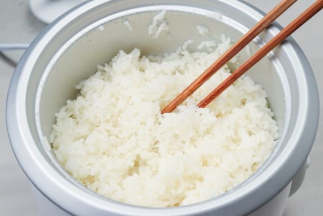 Ternyata Ini Alasan Nasi Rice Cooker Harus Diaduk Setelah Matang