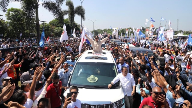 Capres nomor urut 02 Prabowo Subianto (tengah) menyapa warga pada Kampanye Akbar di Stadion Pekansari, Kabupaten Bogor, Jawa Barat. Foto: Dok. BPN Prabowo-Sandi