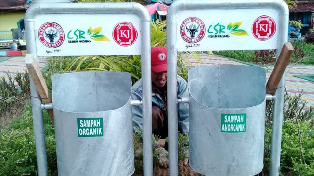 Tong sampah yang disediakan Semen Padang untuk beberapa titik di Kota Padang
