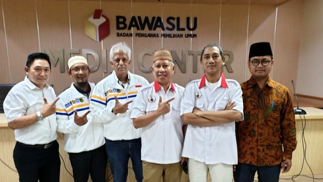 ACTA melaporkan Capres nomor urut 01 Jokowi ke Bawaslu. Foto: Fadjar Hadi/kumparan