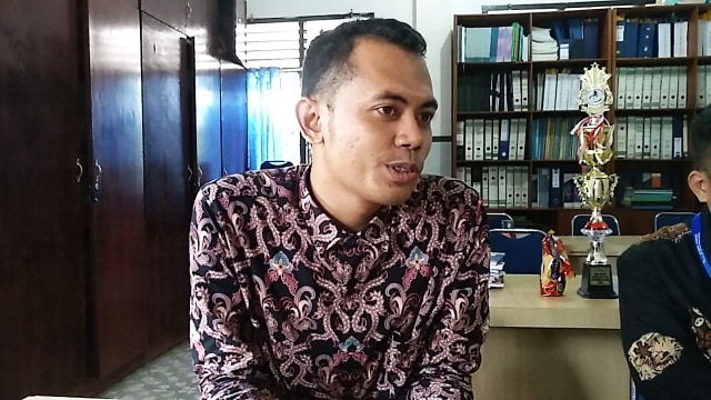 Tri Adinata, seorang guru yang viral saat diwawancarai. Foto: Rahmat Utomo/kumparan