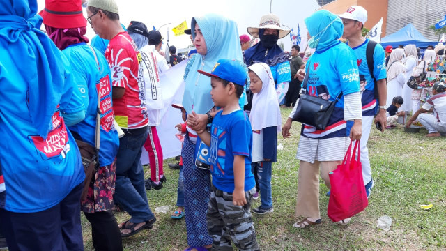 Sejumlah anak-anak terlihat mengikuti kampanye terbuka capres 02 Prabowo Subianto di Stadion Pekansari, Kabupaten Bogor, Jawa Barat. Foto: Dok. KPAI