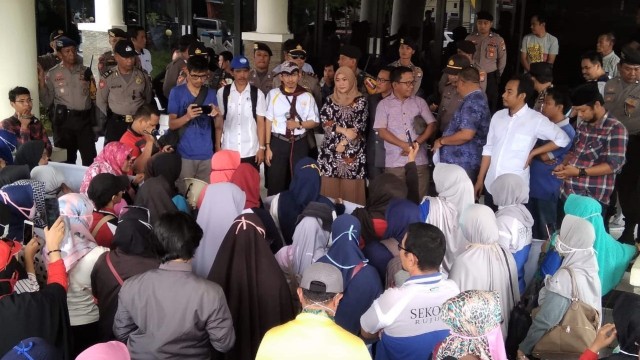 Puluhan guru di Mamuju, Sulawesi Barat yang tergabung dalam Aliansi Guru Bersatu Mamuju menuntut Pemkab Mamuju menerbitkan Perda perlindungan terhadap guru. Foto: Anhar