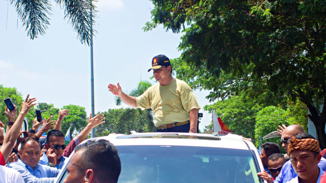 Calon Presiden nomor urut 02 Prabowo Subianto menyapa para pendukungnya usai kampanye akbar di Lapangan Galuh Mas, Karawang, Jawa Barat. Foto: Antara/M Ibnu Chazar