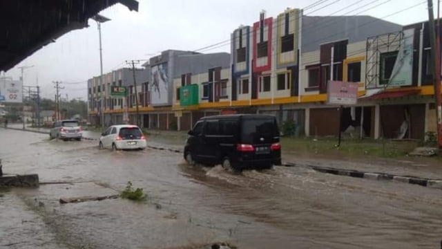 Suasana jalan di Kota Pal,u tepatnya di Jalan Diponegoro, Palu Barat, yang digenangi air akibat hujan deras yang terjadi pada Jumat siang (29/3). Foto: Istimewa