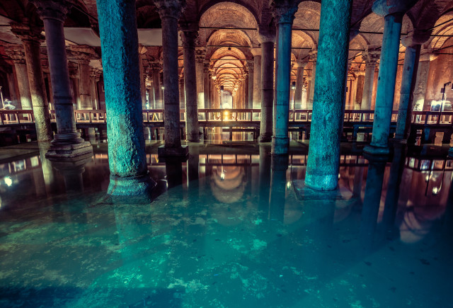 Salah satu sudut di Basilica Cistern yang masih digenangi oleh air. Foto: shutterstock.com