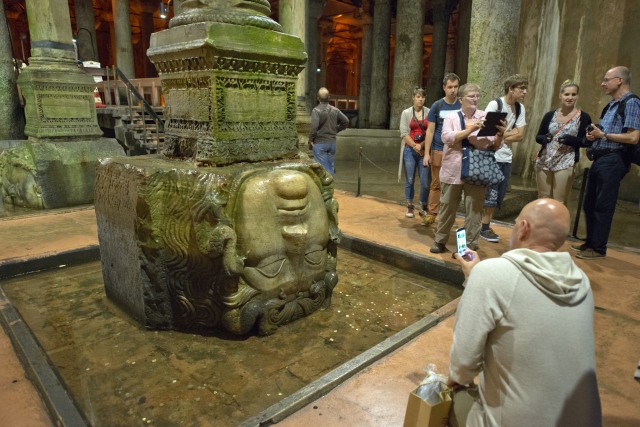Wisatawan sedang mengabadikan salah satu pilar yang ada di Basilica Cistern, Istanbul Turki. Foto: shutterstock.com