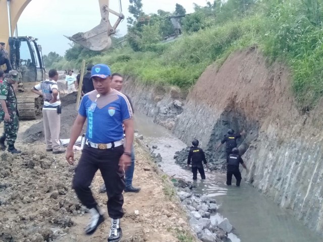 Tim Gegana Polda Papua Barat menjinakan bom temuan para buruh. Foto: Roli/balleo-kumparan