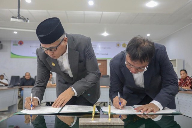 Penandatanganan kontrak kerja sama Pemerintah Aceh dan Unsyiah untuk memperkuat program penanggulangan bencana di Aceh, Jumat (29/3). Foto: Suparta/acehkini 