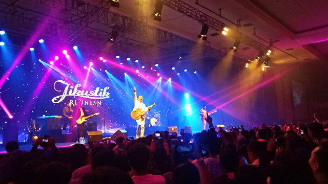 Aksi panggung Pongki Barata saat tampil bersama Icha di konser 'Jikustik Reunian'. Foto: Aria Pradana/kumparan