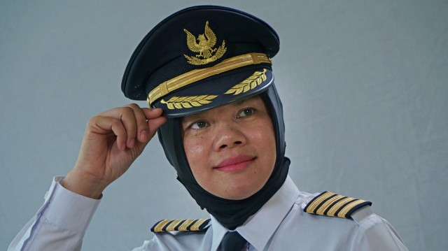 Kapten Pilot Perempuan Pertama Garuda Indonesia, Ida Fiqriah. Foto: Jamal Ramadhan/kumparan