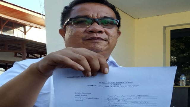 Sekretaris DPC Partai Perindo Kota Manado menunjukan bukti penerimaan laporan terhadap Camat Mapanget Kota Manado yang dinilai tidak netral dalam Pemilu 2019 ini.