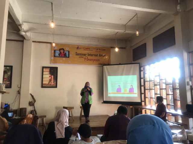 Seminar Internet Aman untuk Perempuan yang digagas Jurnalis Perempuan Khatulistiwa, Jumat (29/3). Foto: Teri Bulat