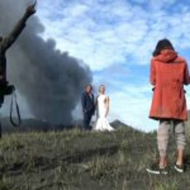 Keren Pasutri Lintas Negara Gelar Foto Prewedding Dengan Background Erupsi Gunung Bromo Kumparan Com