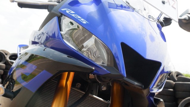 Desain lampu depan Yamaha R25 Foto: Aditya Pratama Niagara/kumparanOTO