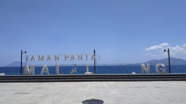 Taman Pantai Malalayang yang rusak
