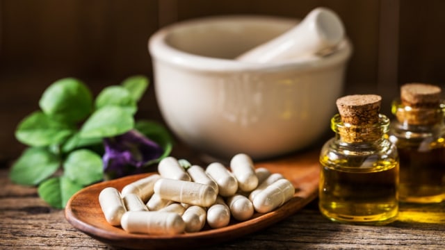 Ilustrasi obat herbal. Foto: Shutterstock