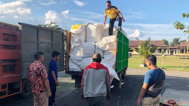 Ilustrasi penyelundupan pakaian bekas dari Malaysia. Foto: Dok. Polda Kalimantan Barat