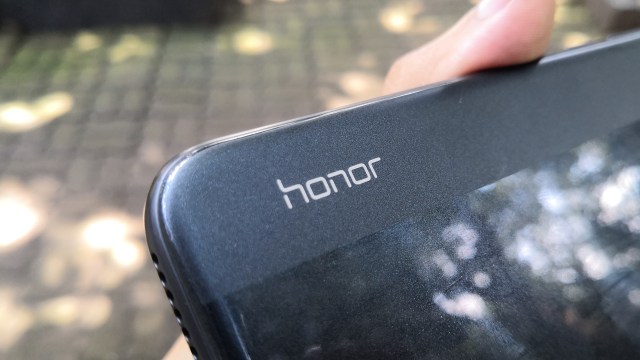 Logo Honor di bodi bawah Honor 8A. Foto: Muhamamd Fikrie/kumparan