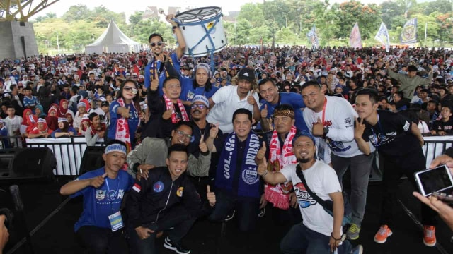Ketua Tim Kampanye Nasional, Erich Thohir (tengah), bersama sekelompok bobotoh yang mendeklarasikan dukungan capres untuk nomor urut 01, Jokowi-Ma'ruf. Foto: Dok. TKN