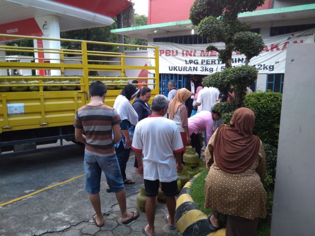Masyarakat saat mengantri untuk membeli gas LPG bersubsidi, Sabtu (30/3/2019). Foto: erl.