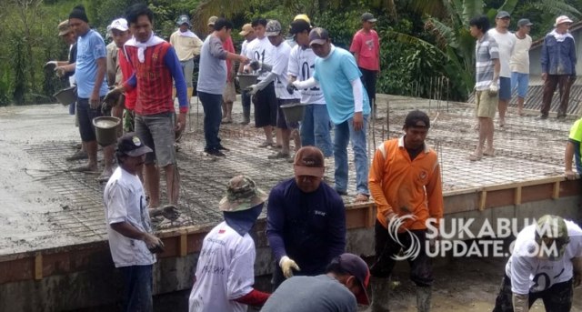 Warga bergotong royong melaksanakan pembangunan Ponpes Al-Istiqomah, di Kampung Caringin Koramil RT 01/03, Desa Purwasari, Kecamatan Cicurug, Kabupaten Sukabumi, Sabtu (30/3/2019). Al-Istiqomah sebuah ponpes yang santrinya merupakan anak jalanan. | Sumber Foto:Rawin Soedaryanto