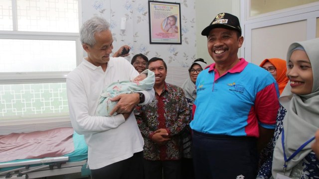 Ganjar Beri Nama Bayi Asal Rembang: Muhammad Joko Ma'ruf | kumparan.com