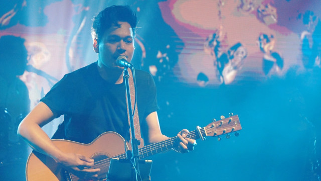 Aksi panggung Rendy Pandugo dalam Memorable Concert KLaboration