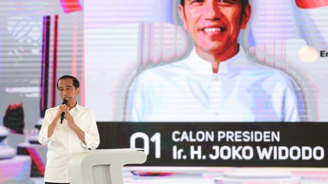 Capres no urut 01, Joko Widodo menyampaikan pendapatnya saat Debat Ke IV Pilpres 2019 di Hotel Shangri-La, Jakarta Pusat, Sabtu, (30/3). Foto: ANTARA FOTO/Hafidz Mubarak A
