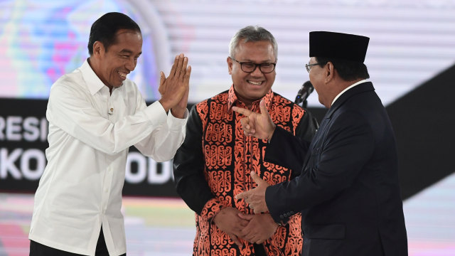 Capres Joko Widodo dan Prabowo Subianto saat bercanda sebelum Debat Ke IV Pilpres 2019 di Hotel Shangri-La, Jakarta Pusat, Sabtu, (30/3). Foto: ANTARA FOTO/Hafidz Mubarak A
