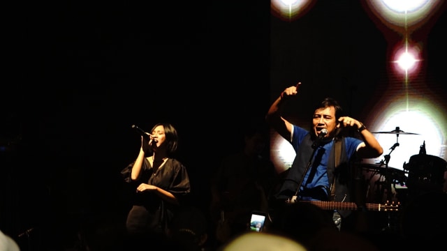 Aksi panggung KLa Project, Midnight Quickie dalam Memorable Concert KLaboration di De Tjolomadoe Concert Hall, Karanganyar, Jawa Tengah