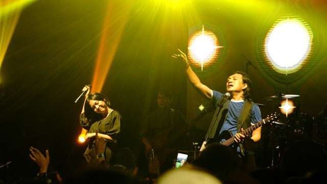 Aksi panggung KLa Project, Midnight Quickie dalam Memorable Concert KLaboration di De Tjolomadoe Concert Hall, Karanganyar, Jawa Tengah
