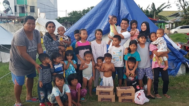 Anak-anak pengungsi korban bencana tsunami yang masih bertahan di tenda pengungsian shelter lapangan Telkom Palu, Jalan Tamrin, Kelurahan Besusu Timur, Kecamatan Palu Timur, Kota Palu. Foto: Dok. PaluPoso