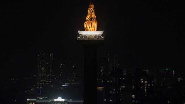 Suasana Monas yang penerangannya dipadamkan saat berlangsung Earth Hour di Jakarta, Sabtu (30/3/2019). Foto: ANTARA FOTO/Sigid Kurniawan