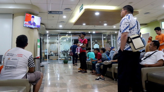 Keluarga pasien menonton debat Calon Presiden putaran keempat di Rumah Sakit Hermina, Kemayoran, Jakarta Pusat, Sabtu (30/03). Foto: ANTARA FOTO/M Risyal Hidayat
