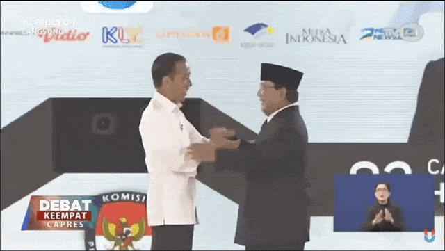 Momen kemesraan Jokowi-Prabowo di Debat Capres IV Foto: Dok. TVRI