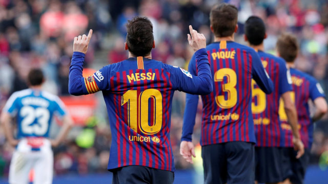 Lionel Messi mencetak gol dalam laga Barcelona vs Espanyol. Foto: Albert Gea/Reuters