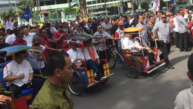 Jokowi diarak naik becak saat kampanye di Makassar. Foto: Rafyq Alkandy/kumparan