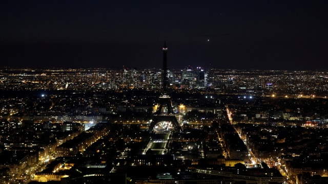 Menara Eiffel, Paris, saat Earth Hour pada Minggu (30/3). Foto: AFP/GEOFFROY VAN DER HASSELT